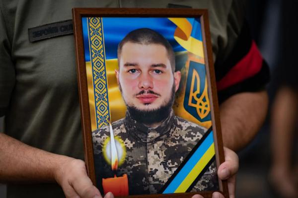  32-річного солдата Максима Плешу провели сьогодні в останню земну дорогу в Ужгороді 